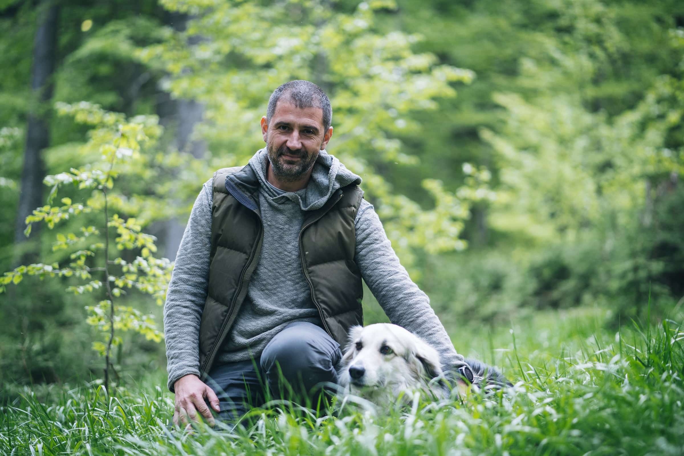 Gabriel Păun în pădure, în timpul unei ieșiri pe teren.